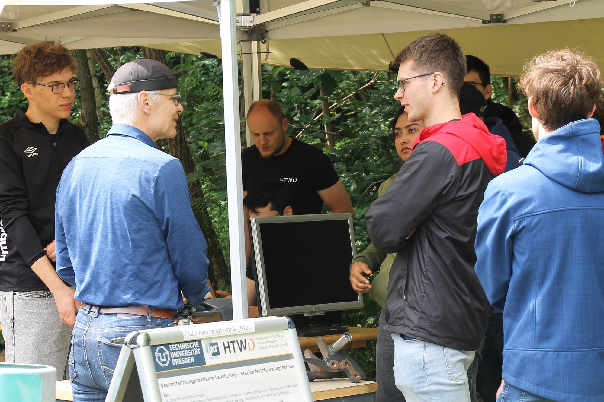 Gesamtfahrzeugpraktikum DEKRA-Testcenter