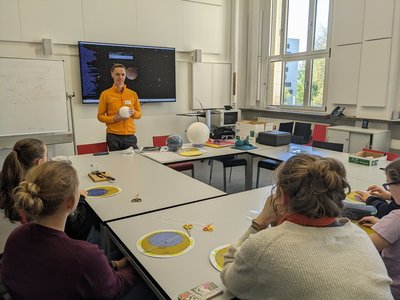 Die Vermessung unseres Sonnensystems: Blick in die Runde der Schülerinnen 2. Teil