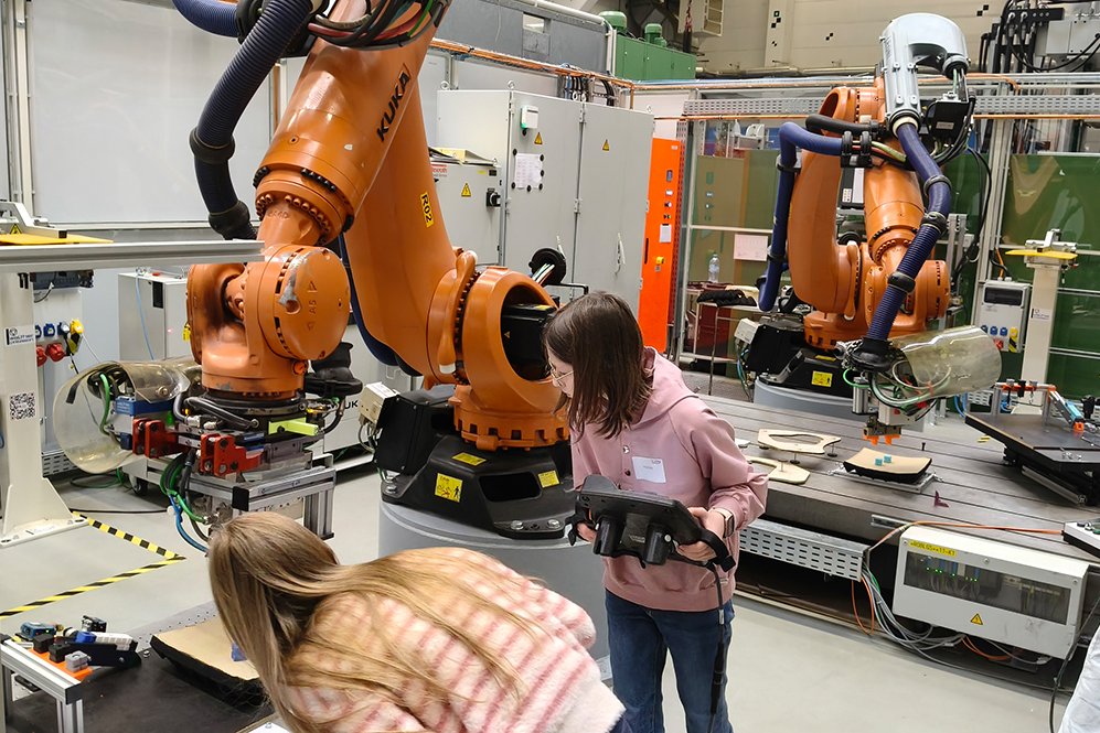 Mädchen am Roboter