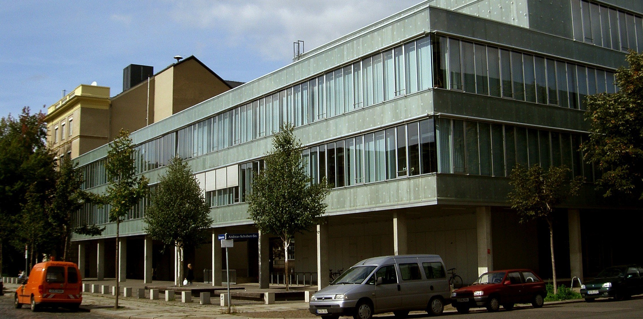 Blick aus südöstlicher Richtung auf die Fassade des N-Gebäudes mit den Physik-Laboren.