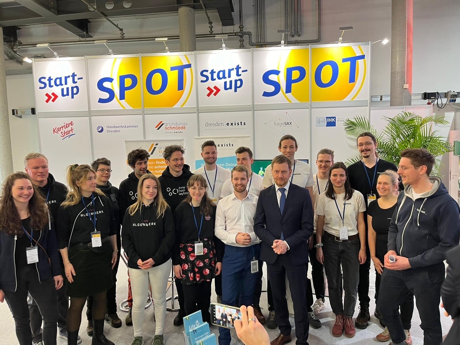 Ministerpräsident Michael Kretschmer besucht die Gründer:innen am Startup SPOT