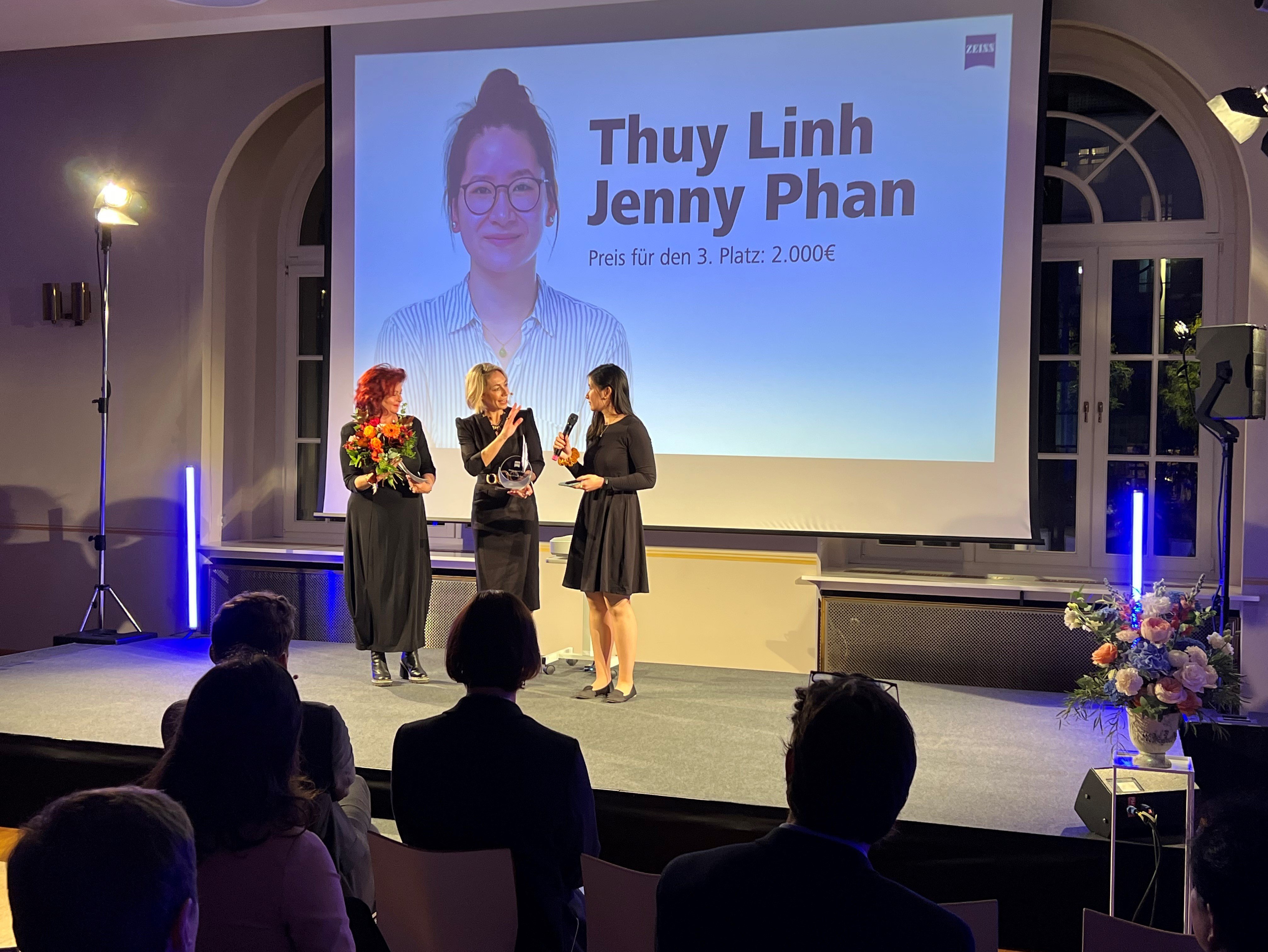 Übergabe des Preises an Thuy Linh Jenny Phan