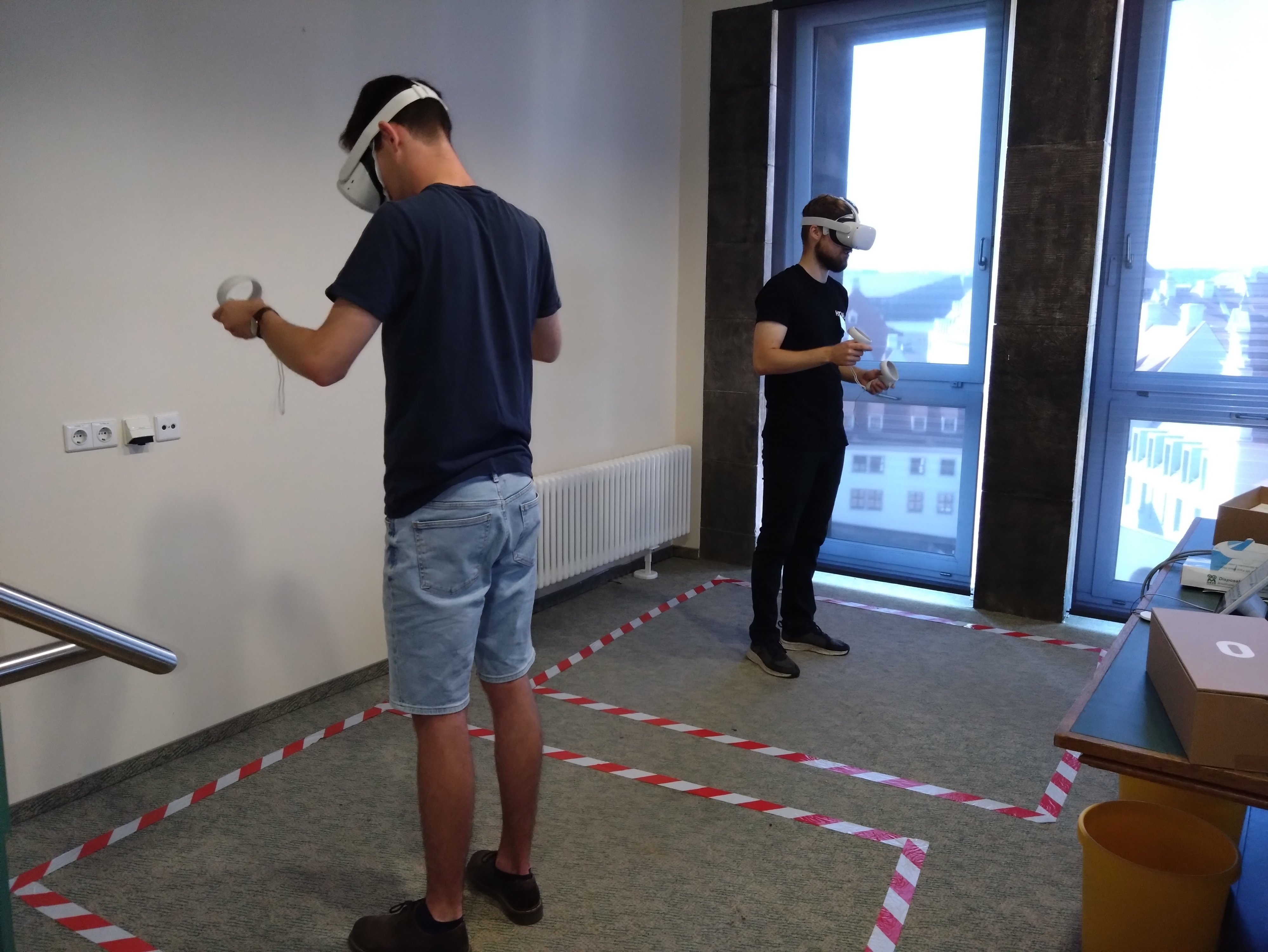 zwei Männer mit VR-Brille in einem Raum