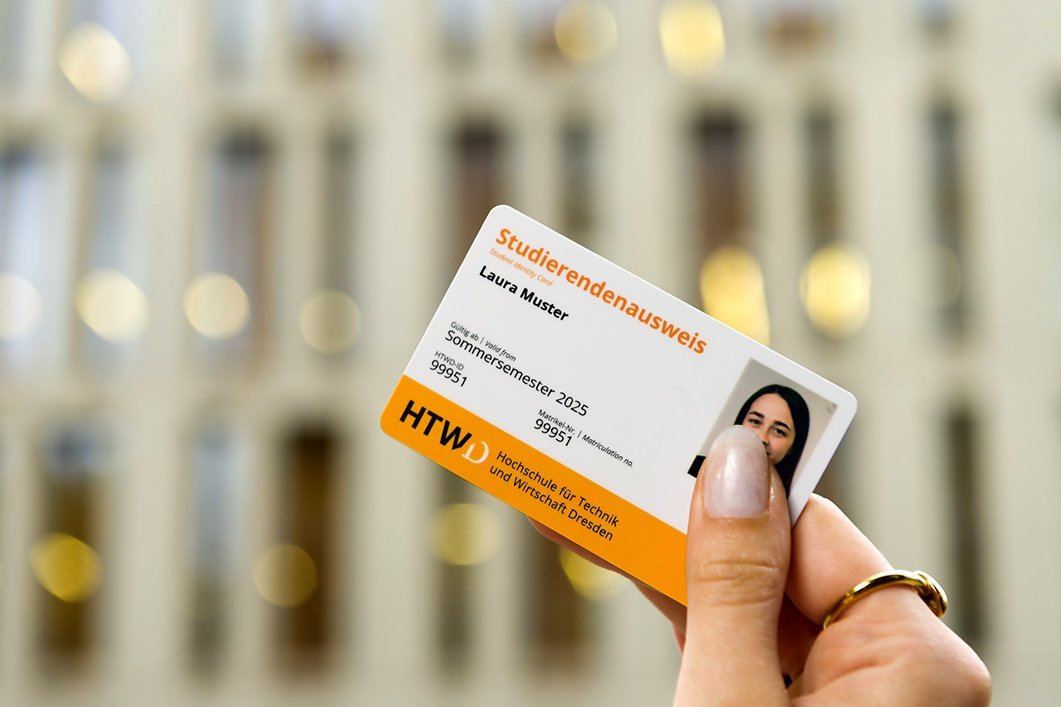 eine Hand hält die neue Campuscard