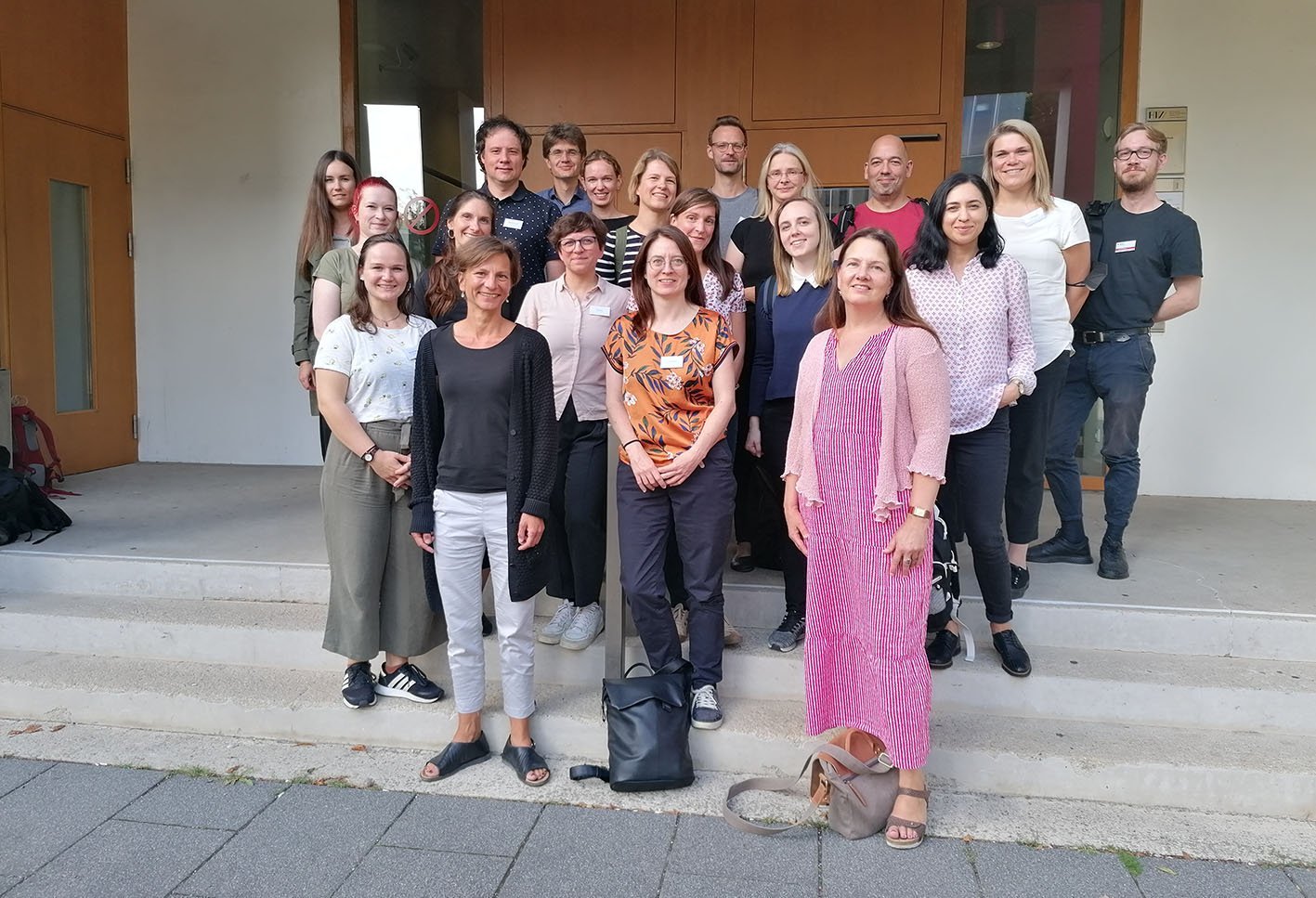 Gruppenfoto vor der HTW Dresden Bibliothek