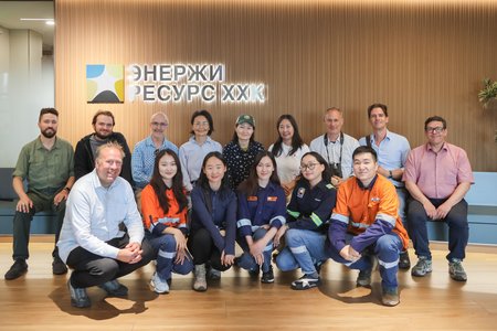 Gruppenbild mit allen Exkursionsteilnehmern bei der Ukhaa khudag Mine.