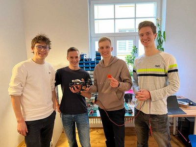 Erstsemester Julian Preußker, Tobias Jordan, Leon Sägling und Julius Förster (v.l.n.r.) präsen-tieren den Robot Dog