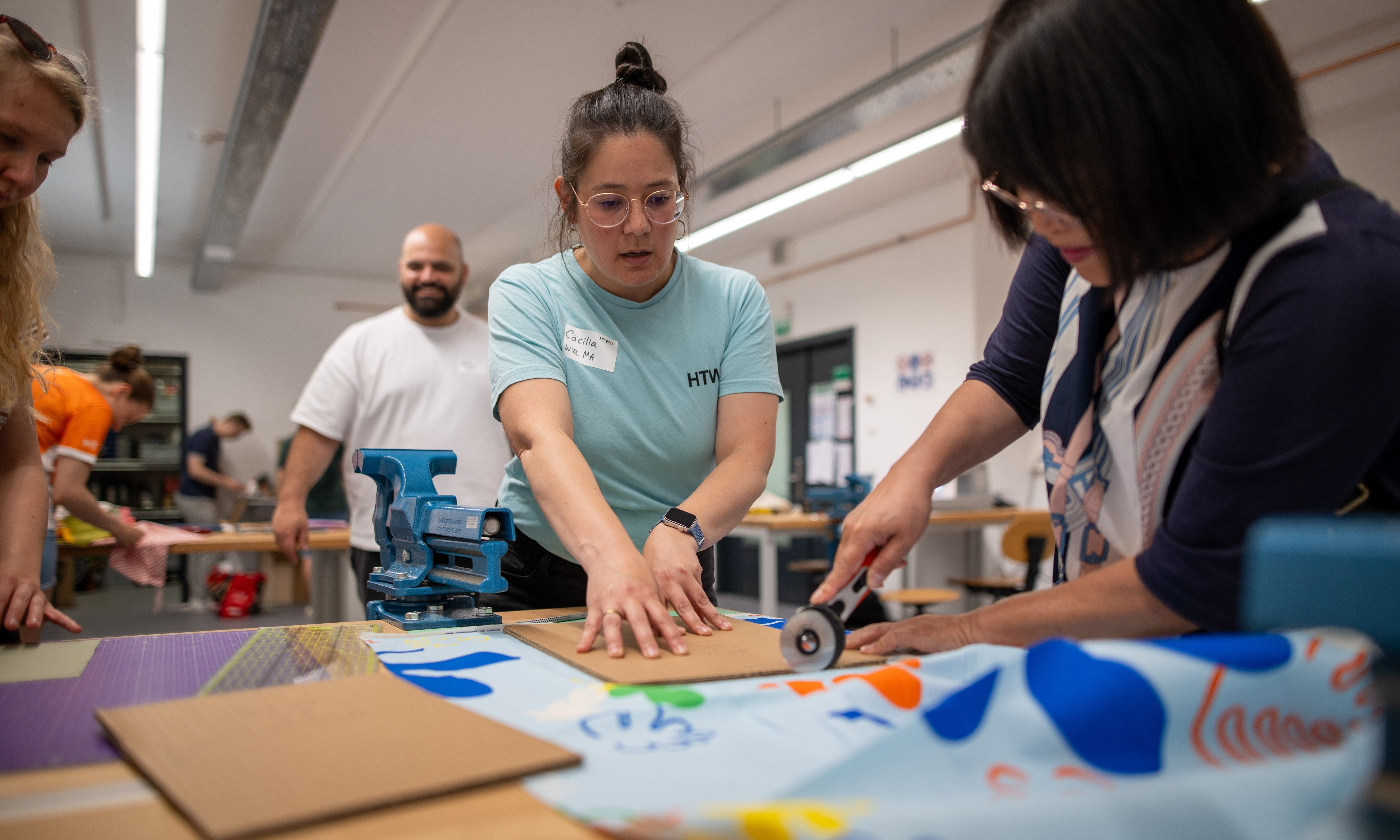 Cäcilia Veliu unterstützt beim zuschneiden