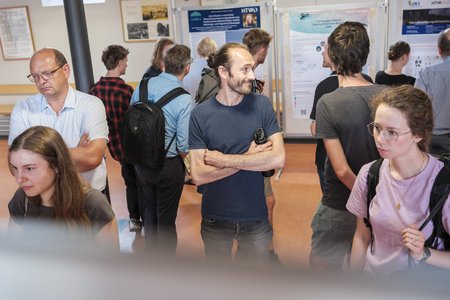 Menschen, die Poster betrachten