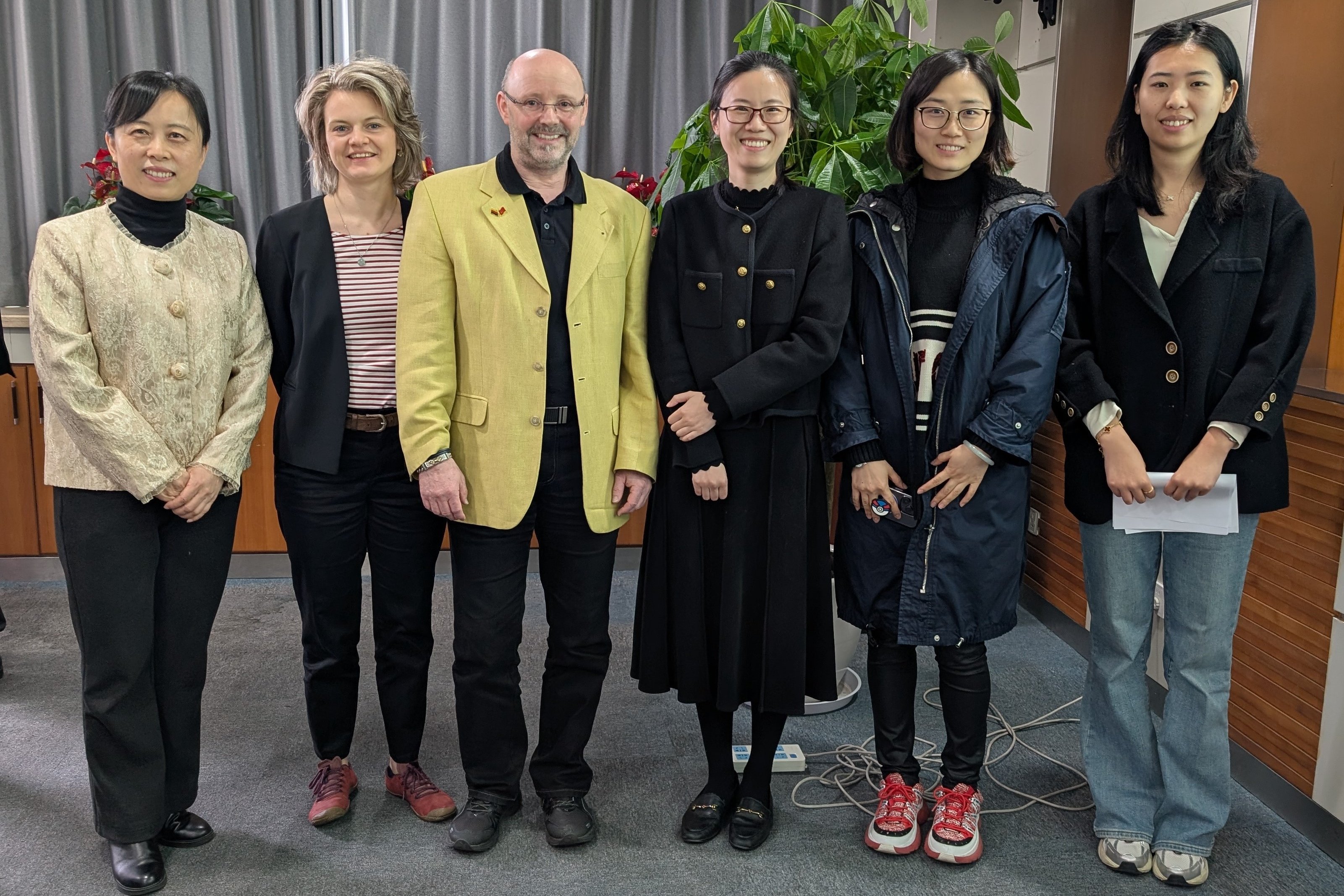 Eine Gruppe Studierender mit HTW Mitarbeitenden