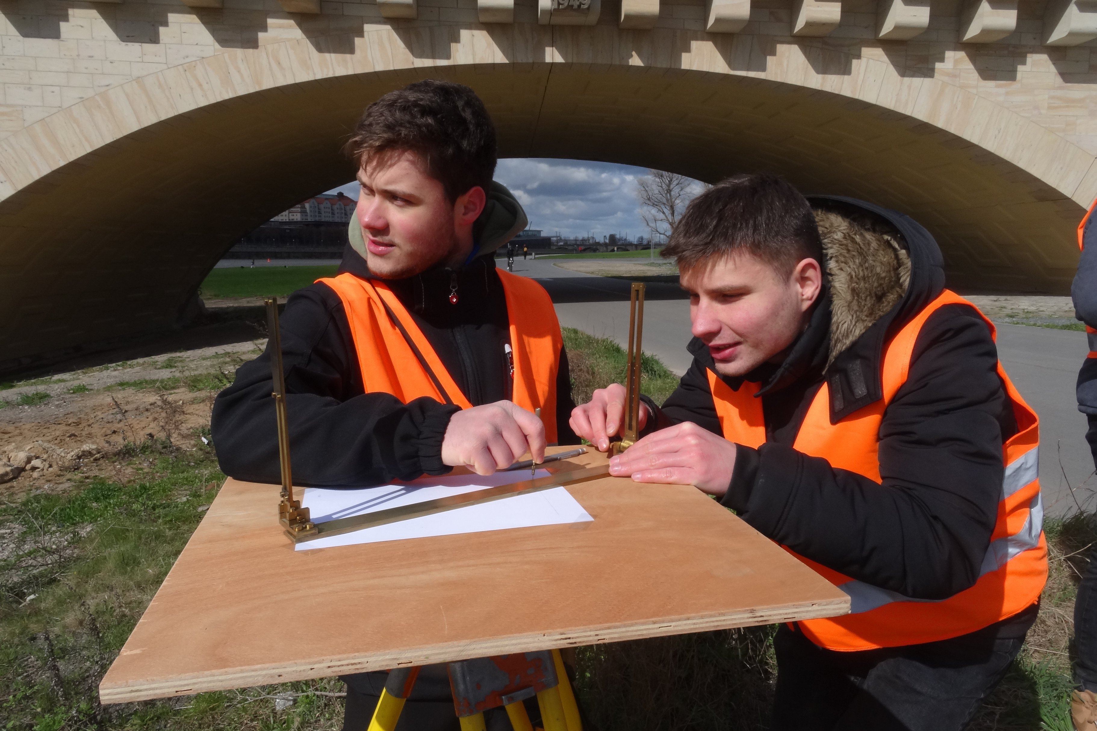 Max und Christian mit Warnwesten beim Vermessen