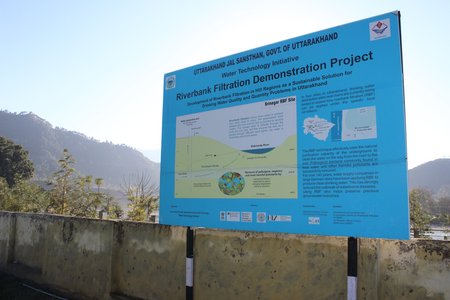 Informationstafel zur Uferfiltration in Srinagar