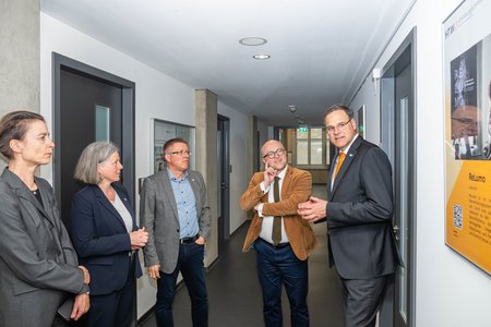 Prof. Torsten Gonschorek stellt Teams der Gründungsschmiede vor