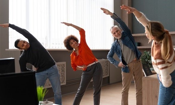eine Gruppe von Menschen macht Dehnübungen
