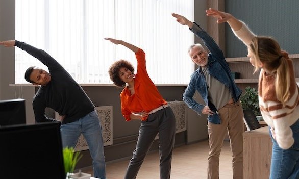 eine Gruppe von Menschen macht Dehnübungen