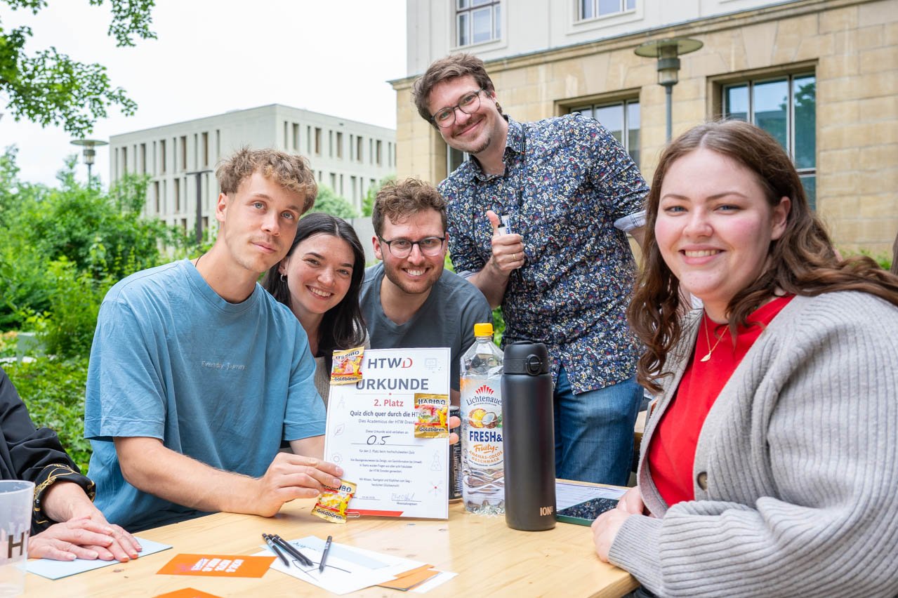fünf Menschen schauen freundlich in die Kamera