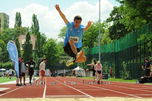Weitspringer im Flug