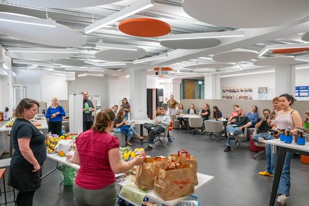Personen von Foodsharing erklären das Konzept