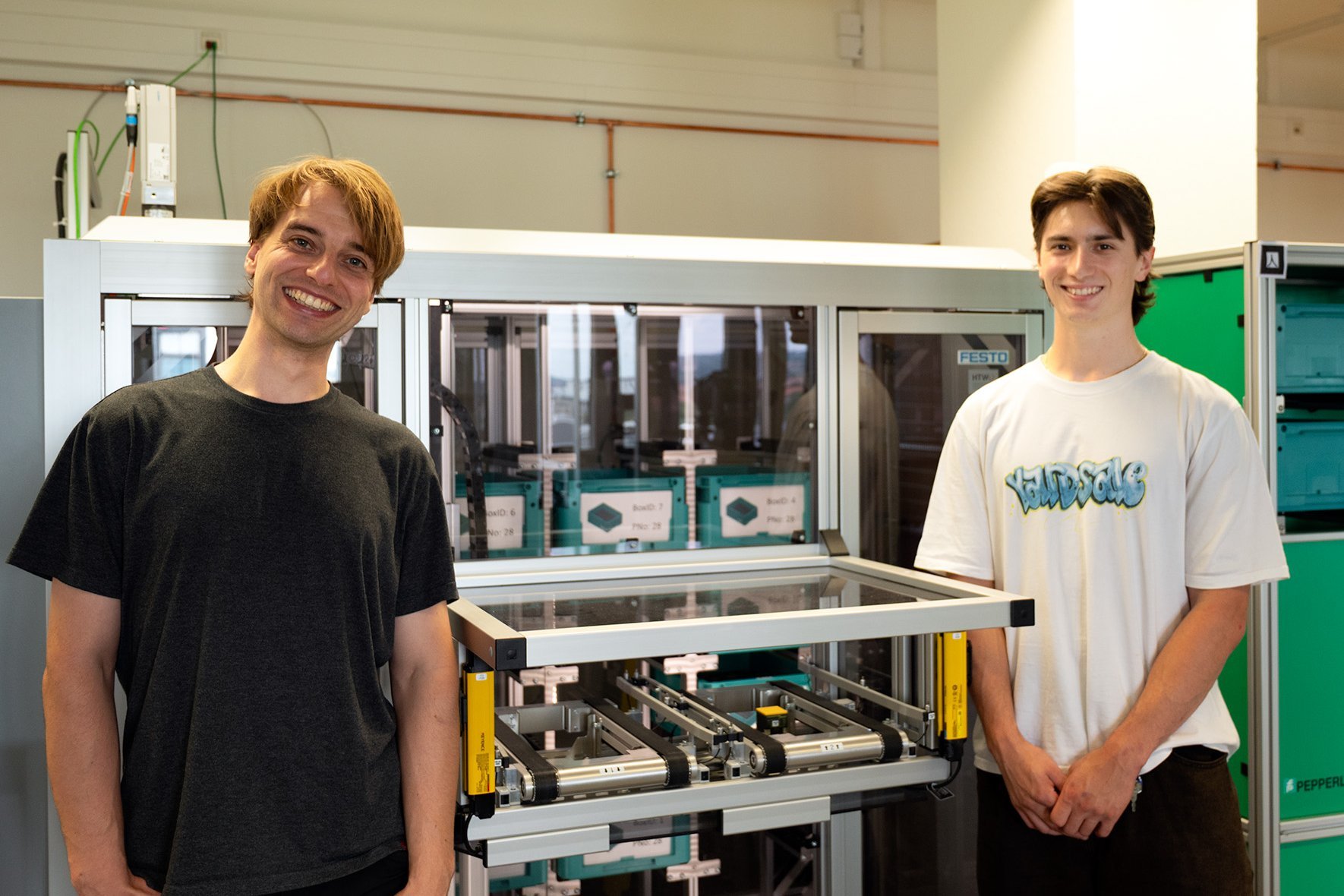 Ingolf Gehrhardt und Hubert Mathieu stehen vor dem automatischen Lagerregal in der Modellfabrik der HTWD