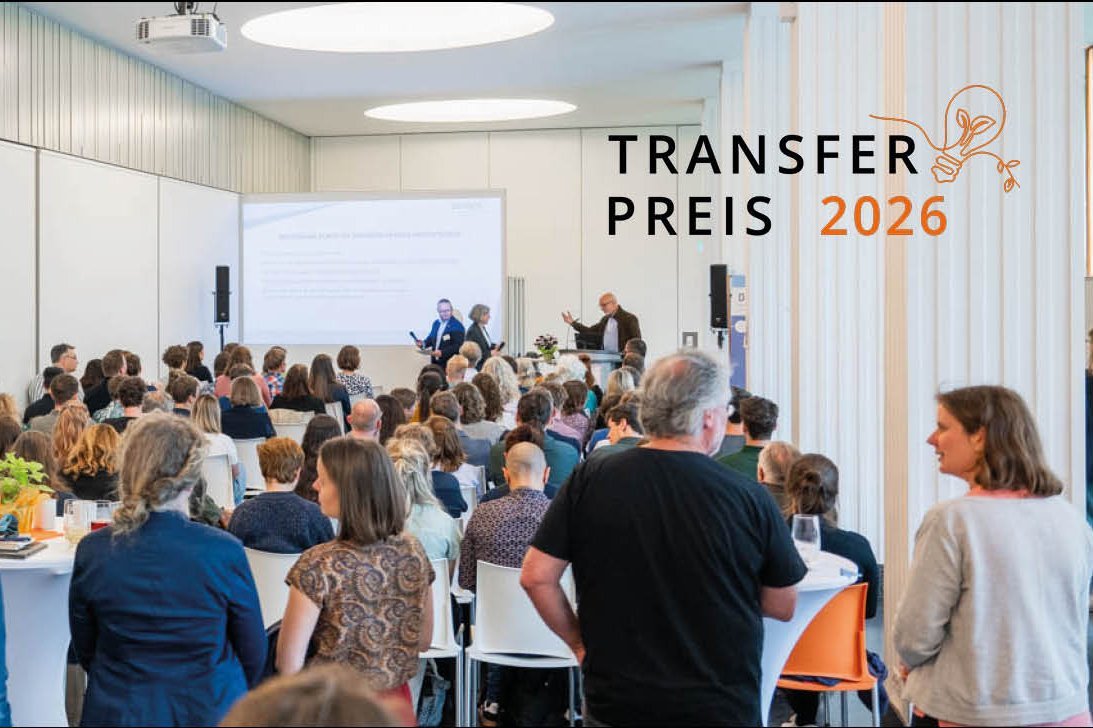 Menschen sitzen in Reihen bei einer Veranstaltung