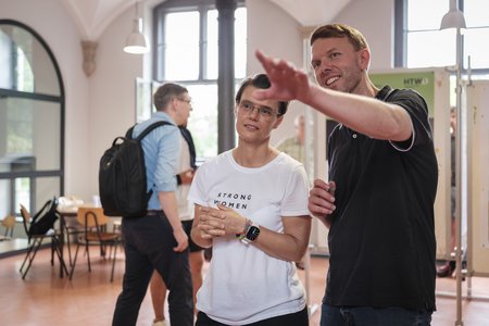 Ein Mann, der einer Frau etwas erzählt.