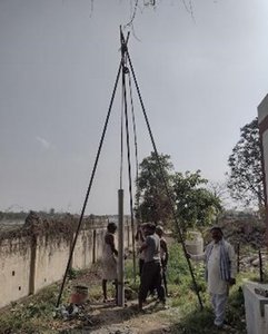 Construction of a monitoring well at the RBF demonstration site in Agra (Photo: HTW Dresden, 03/2022)
