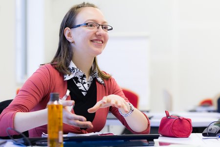 Studentin nimmt am Französischunterricht teil