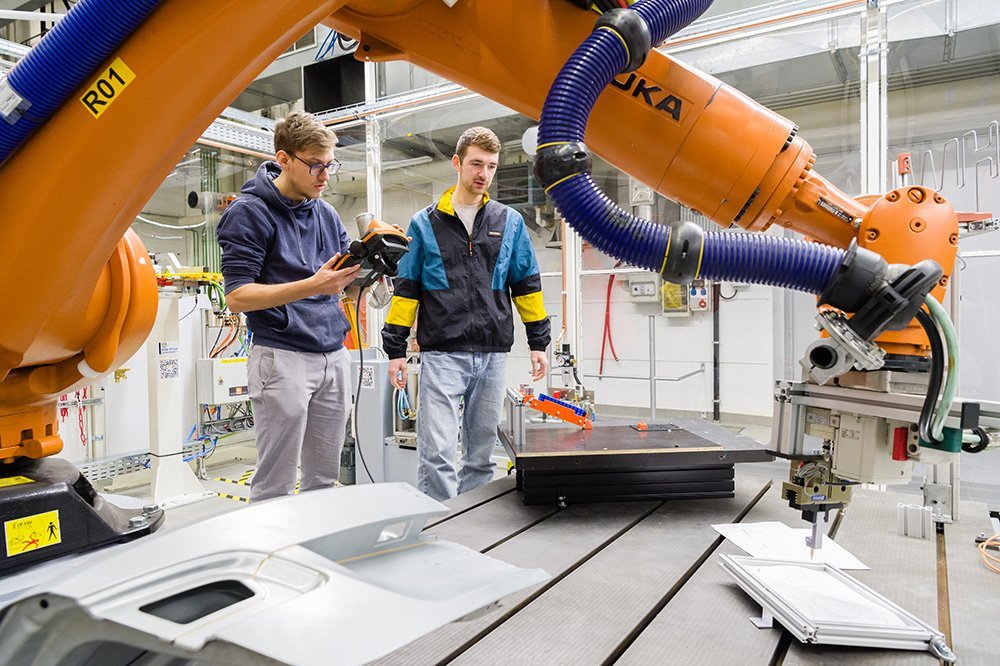 Die Fakultät reagiert mit dem ersten sachsenweiten Masterangebot im Bereich der Robotik auf die Bedürfnisse der Industrie und eröffnet Studierenden mit dieser Spezialisierung vielfältige Jobmöglichkeiten.