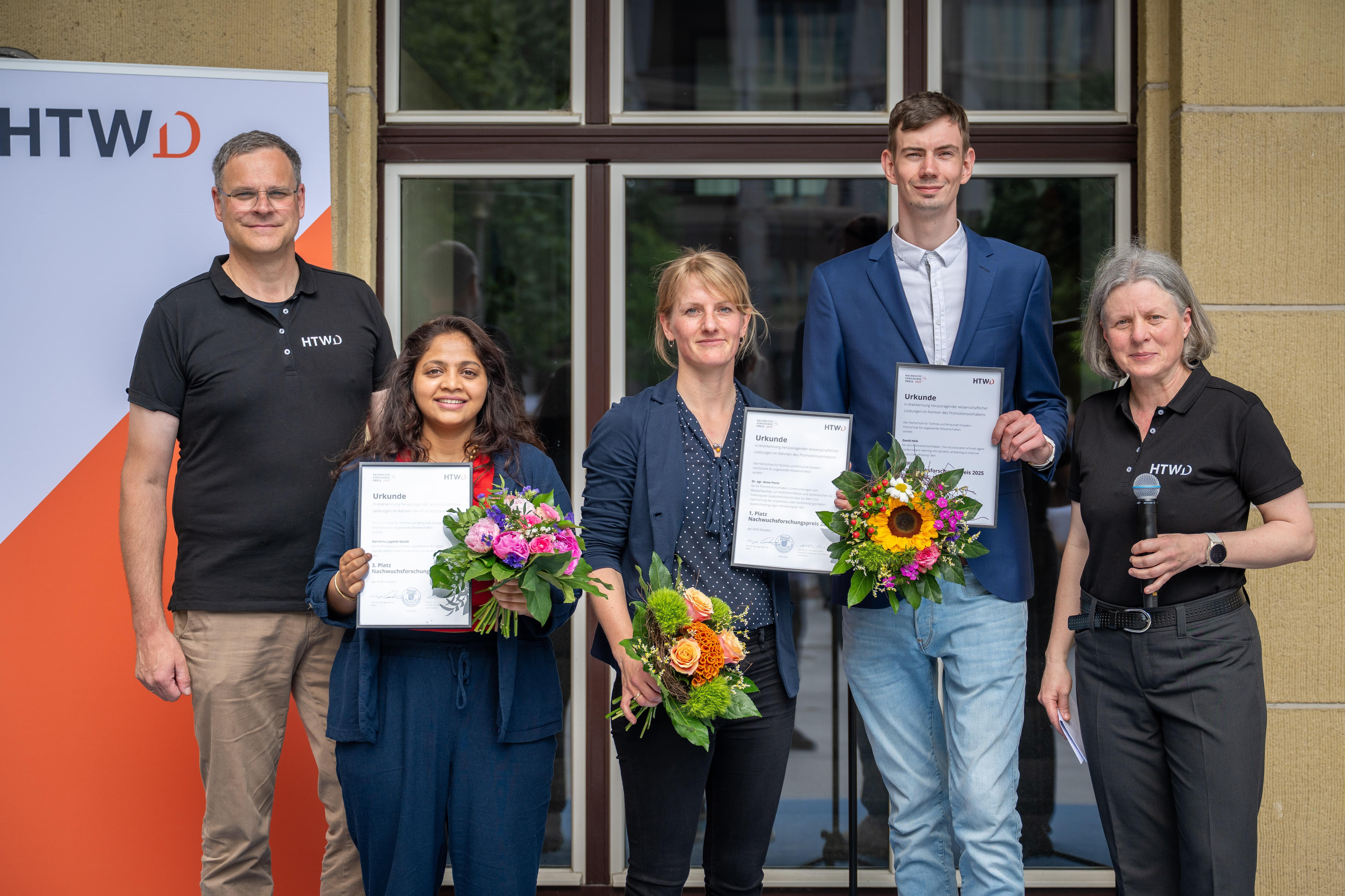 Nachwuchsforschende der HTWD mit Mitgliedern des Rektorates