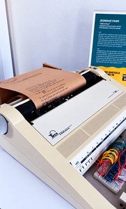 Mikrocontroller, elektrisch mit einer Schreibmaschine verbunden