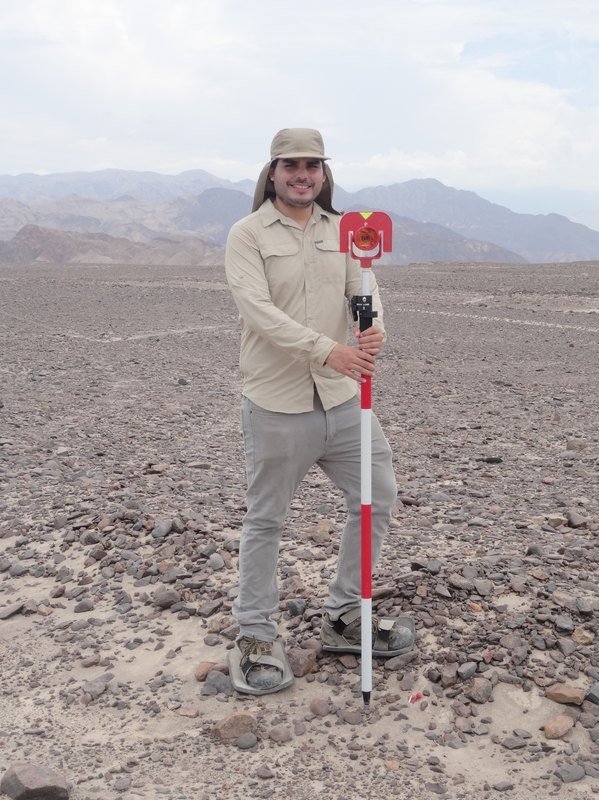 Geologiestudent der Feldkampagne bei der Unterstützung von Vermessungsarbeiten