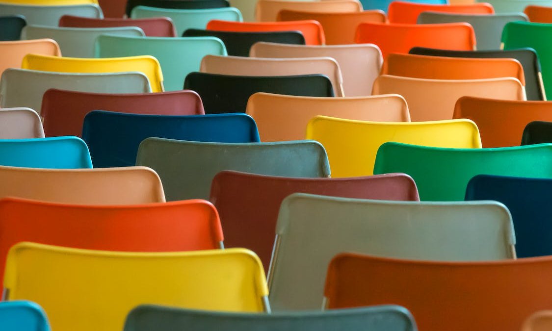 bunte Stühle als Symbolbild für Diversität
