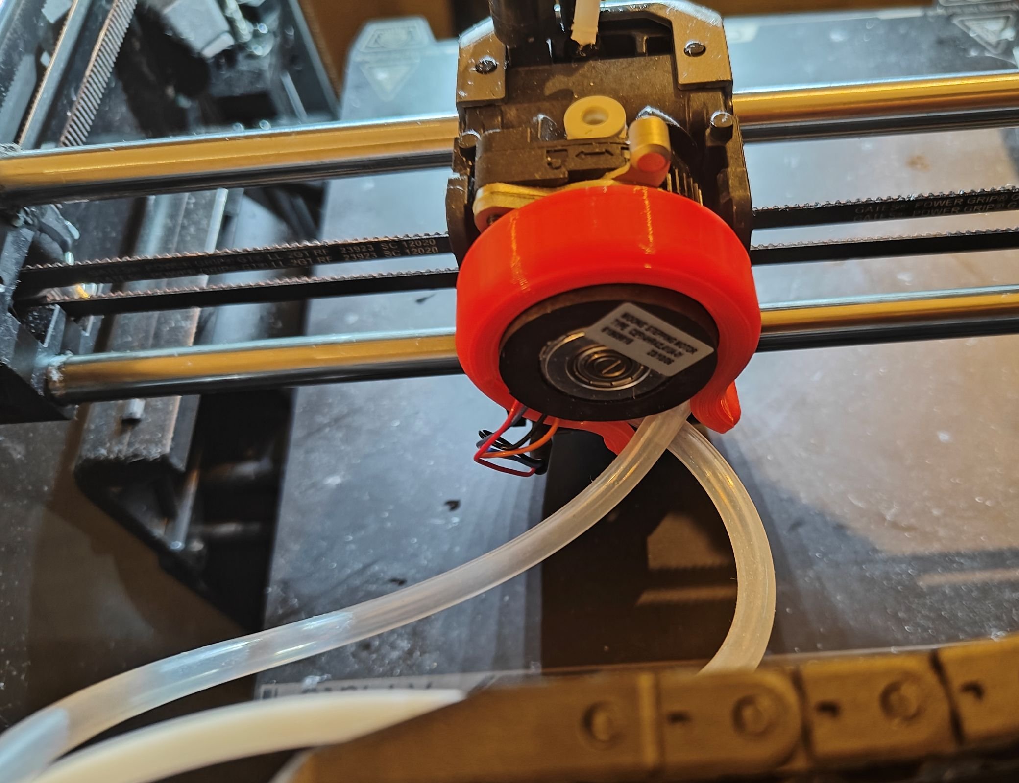 Ein wassergekühlerter Extruder eines 3D Druckers in Aktion