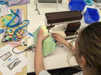 DIY Wearables: Schülerin beim Nähen der Tasche