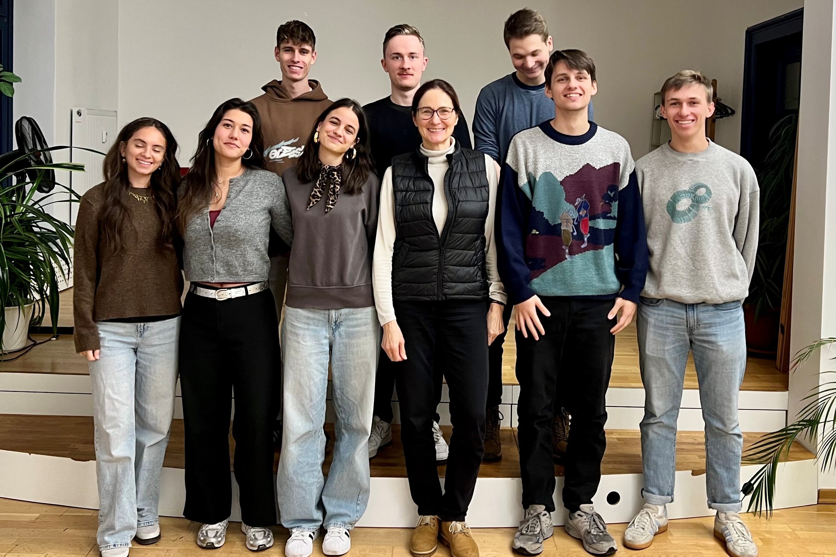 Studierende haben sich für ein Foto aufgestellt.